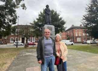 Grantham Residents React to PM’s Removal of Thatcher Portrait news-05092024-152124