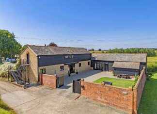 Stunning Family Barn Outside Colchester: A Photo Tour news-14092024-235609