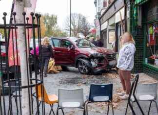 Car Crashes into Store Front in Frinton: Witness Account and Reaction news-02112024-005343