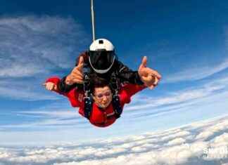 Mayoress Skydives with Elite Army Regiment mayoress-skydives-with-elite-army-regiment